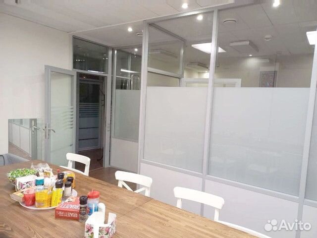 Стеклянная перегородка для зонирования