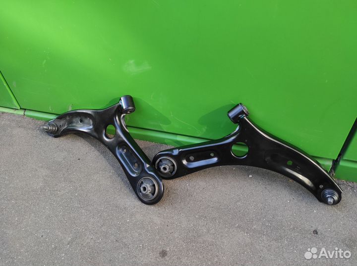 Рычаг левый и правый передний Honda Civic 4D 05-11