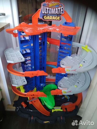 Большой гараж Hot wheels с динозавром