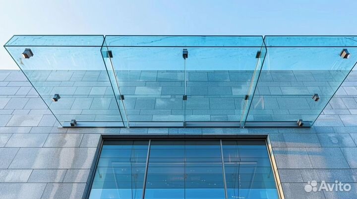 Стеклянный навес над входной дверью