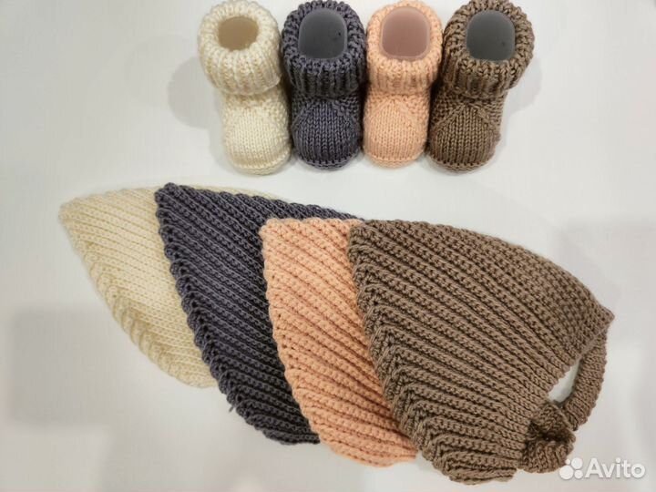 Вязаные пинетки и шапочки для новорожденных