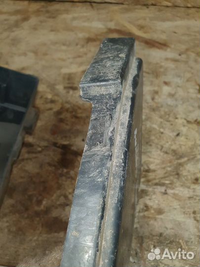 Корпус блока предохранителей подкапотный с дефекто