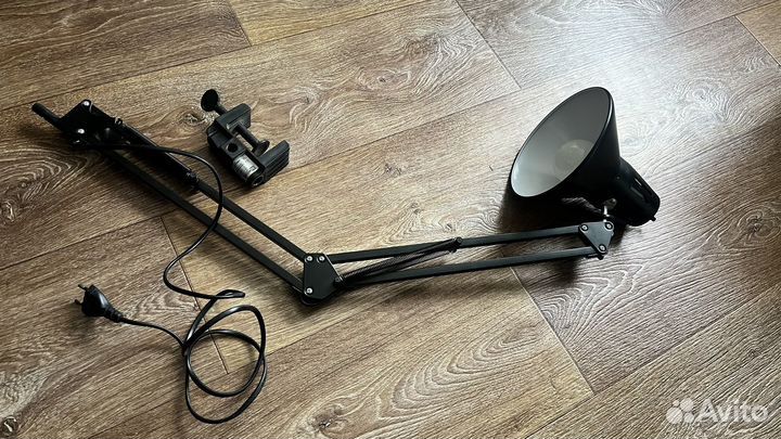 Клавиатура, настольная лампа, наушники