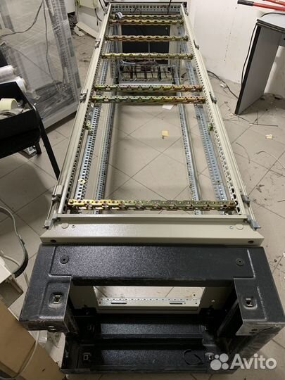 Серверный шкаф (скелет) 42u + 5 патч панелей