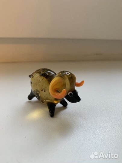 Фигурки из цветного стекла