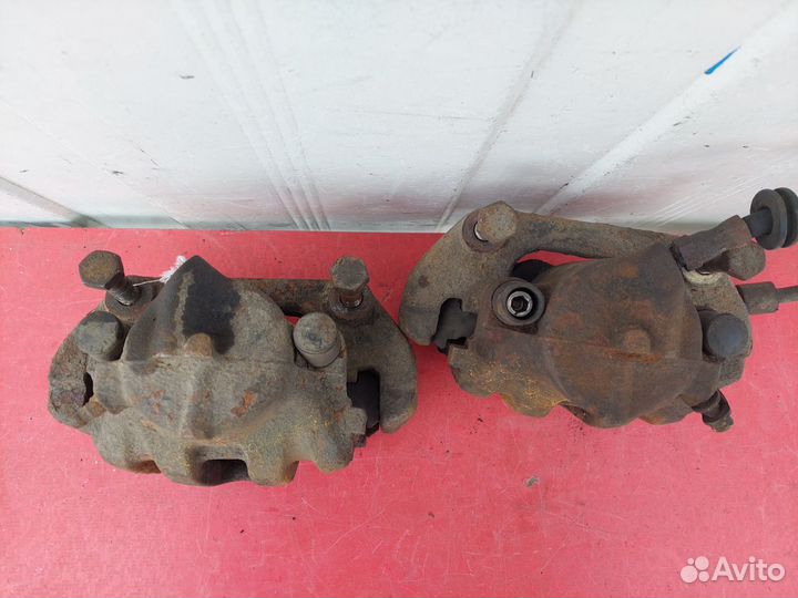 Тормозной суппорт передний BMW 7 E32