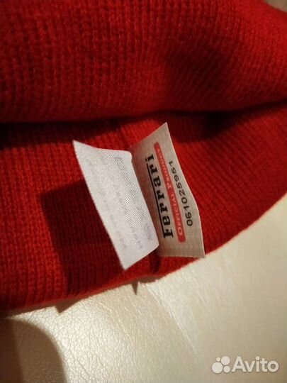 Стильная яркая шапка от Scuderia Ferrari