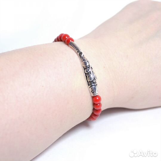 Красный браслет оберег на руку с рыбкой