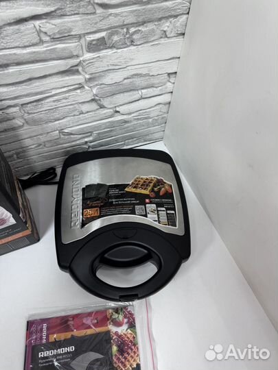 Вафельница Redmond новая