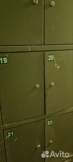 Металлический шкаф для сумок