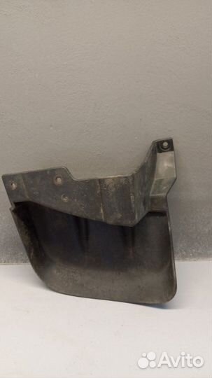 Брызговик передний правый Mitsubishi L 200