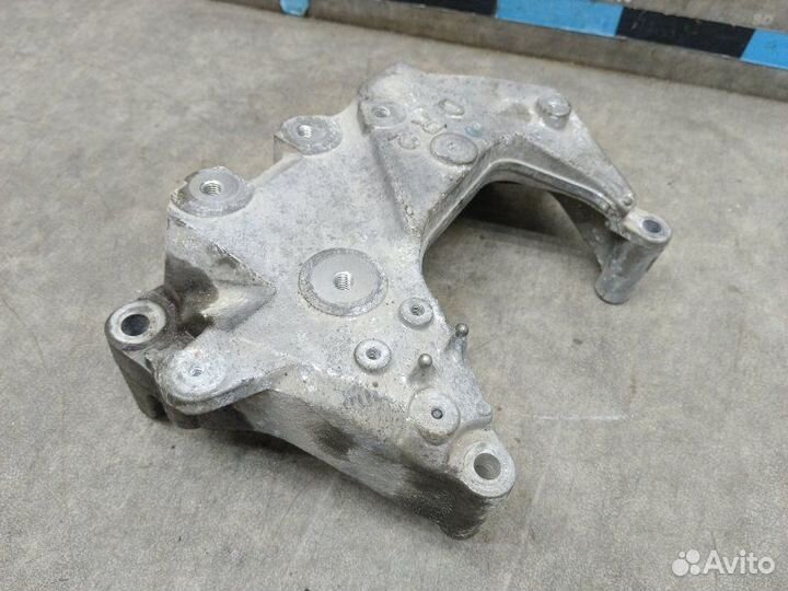 Кронштейн опоры двигателя правый Nissan Teana L33