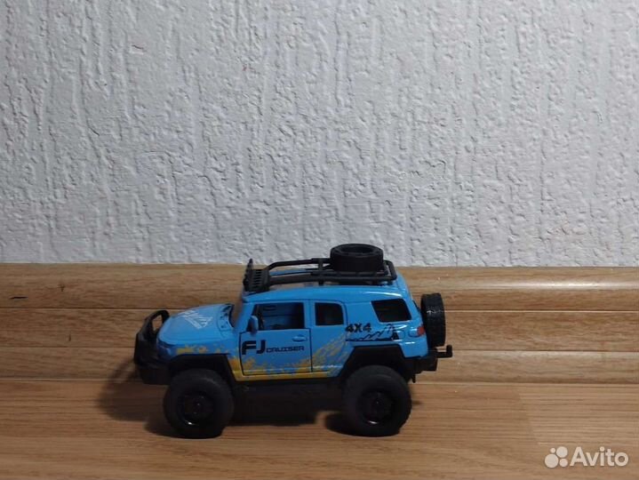 Игрушка машинка с инерционным двигателем