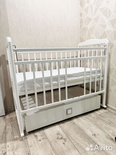 Кроватка для новорожденных с маятником