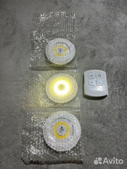 3 светодиодных светильника на пульте