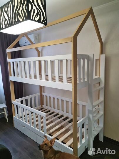 Двухъярусная кровать домик
