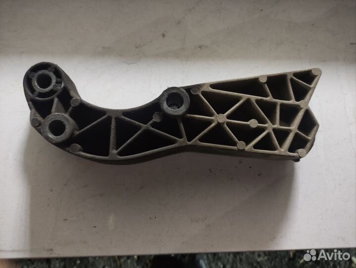 Кронштейн крепления кпп Лада granta