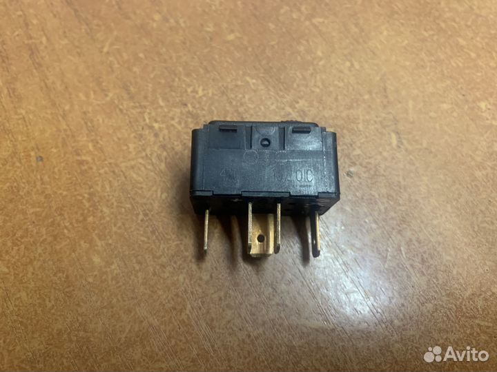 Кнопка блокировки дверей Ауди 80/100/A4/А6