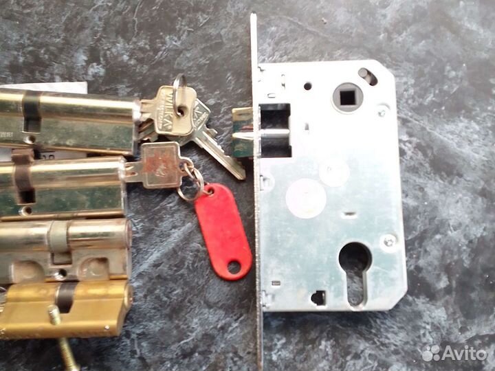 Замок дверной накладной