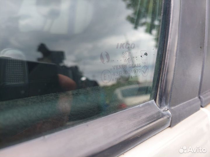 Стекло двери Peugeot 206