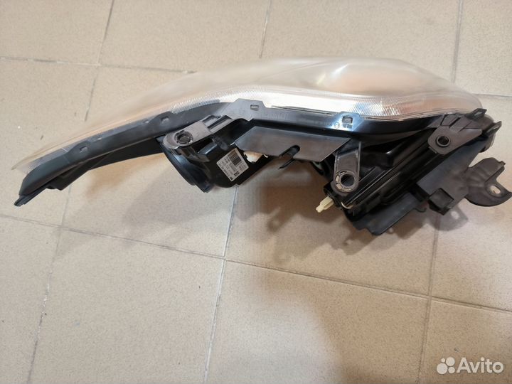 Фара левая для Toyota Auris E150