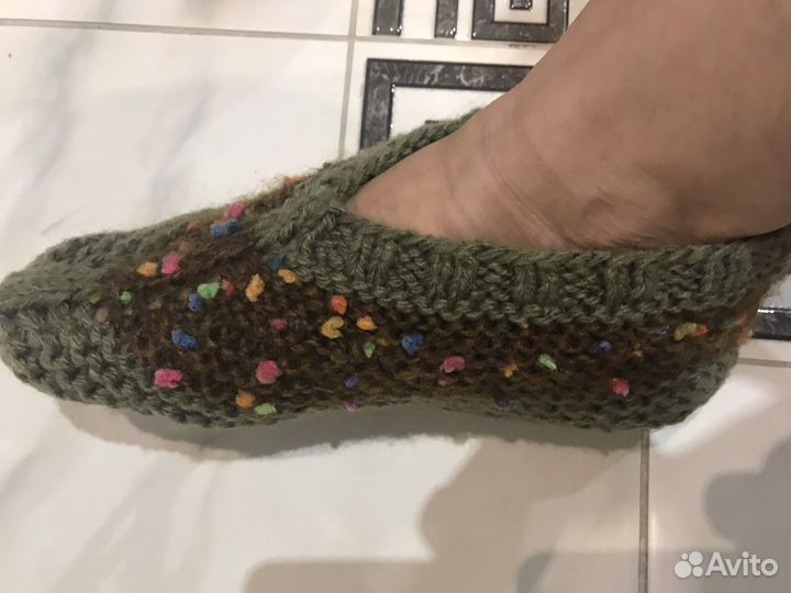Вязаные домашние тапочки и тёплые следочки