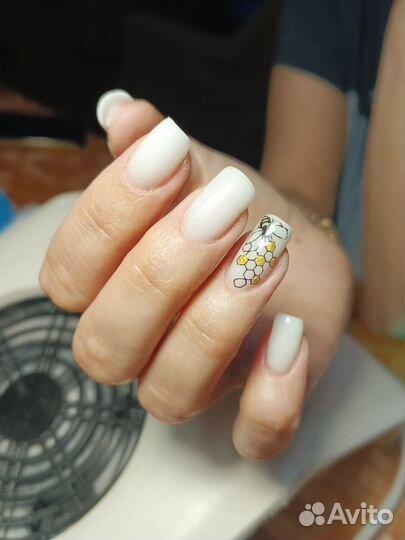 Модель на маникюр
