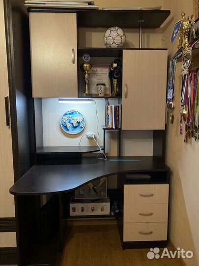 Компьютерный стол с полками и ящиками