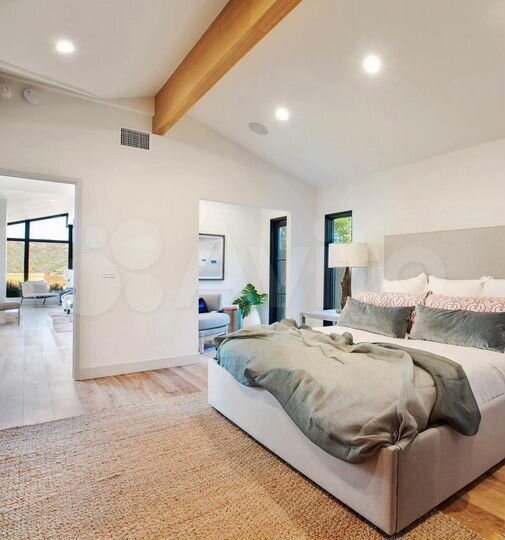 Коттедж 310 м² на участке 10 сот.