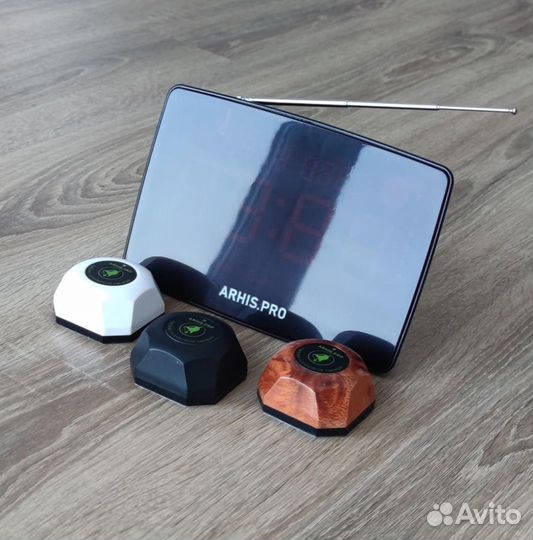 Кнопка вызова официанта-персонала и табло вызова