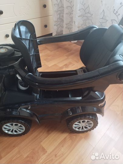 Машинка каталка с родительской ручкой