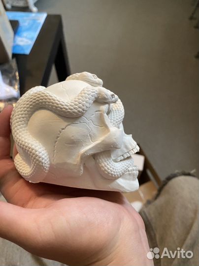 Статуэтка белая в виде черепа со змеями