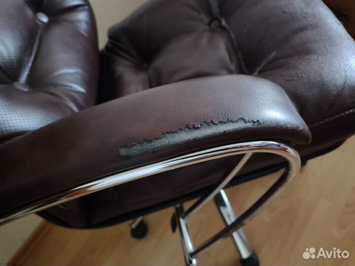 Офисное кожаное кресло