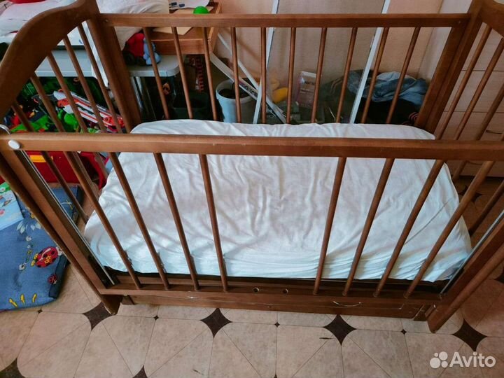 Детская кроватка с маятником и ящиком