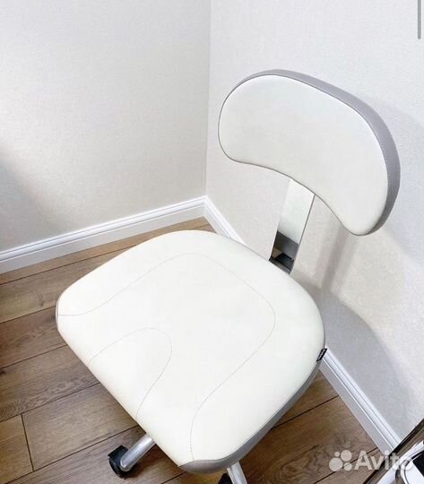 Стул для мастера маникюра