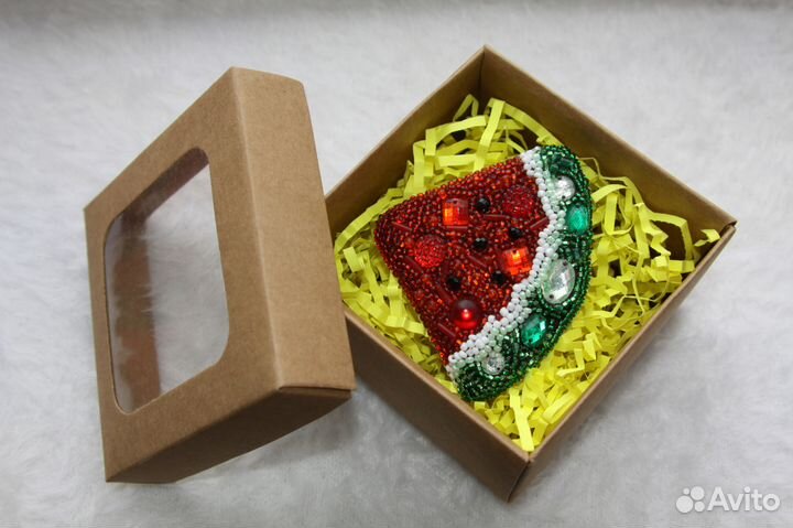 Брошь из бисера в ассортименте и на заказ