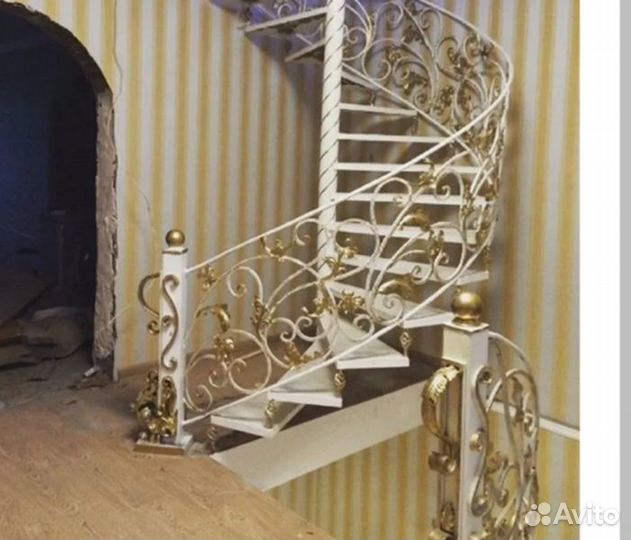 Лестница на металлокаркасе с кованными перилами