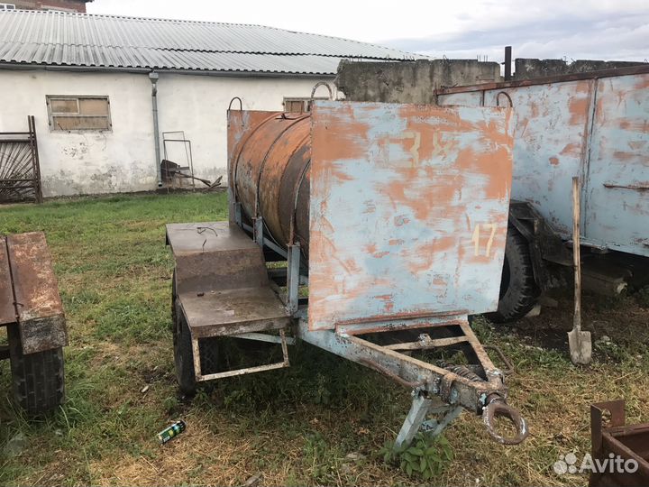 Водяные бочки на колёсах разного объёма и состояни