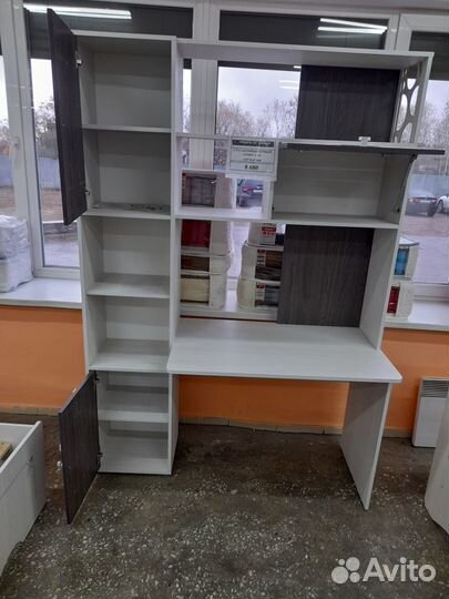 Компьютерный стол с надстройкой