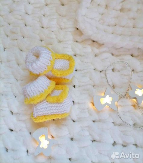 Плед ручной вязки с пинетками для новорожденного