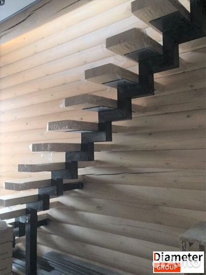 Металлическая лестница из лиственницы