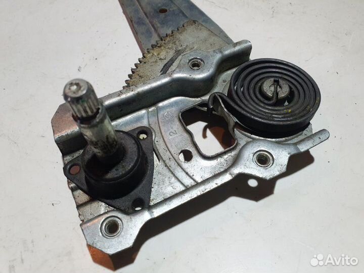 Стеклоподъемник задний правый Toyota Corolla E150