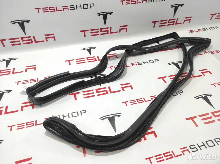 Уплотнитель проема дверного Tesla Model X рест