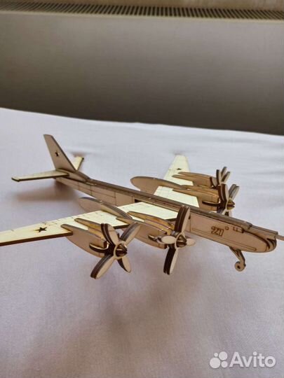 Самолет ту-142 деревянная модель