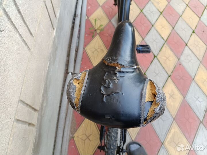 Старый крашенный велосипед