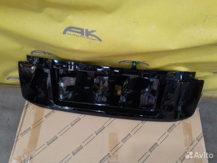 Накладка крышки багажника Toyota Land Cruiser Prado 150 2017+ новый оригинал