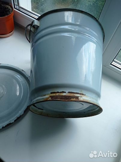 Эмалированная ведро с крышкой