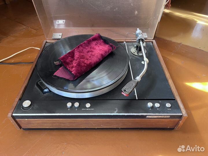 Проигрыватель виниловых пластинок