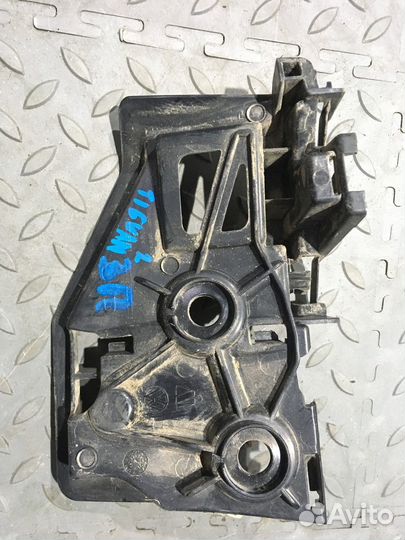 Кронштейн заднего бампера правый