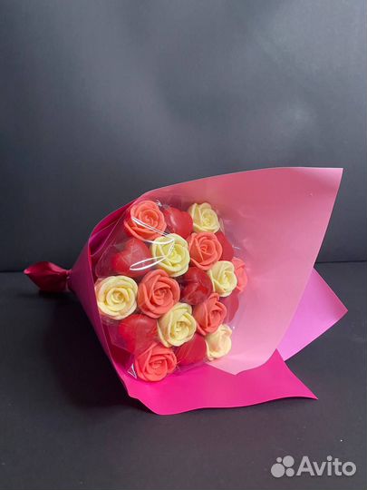 Шоколадные Розы и Сердца - 19 шт в Букете